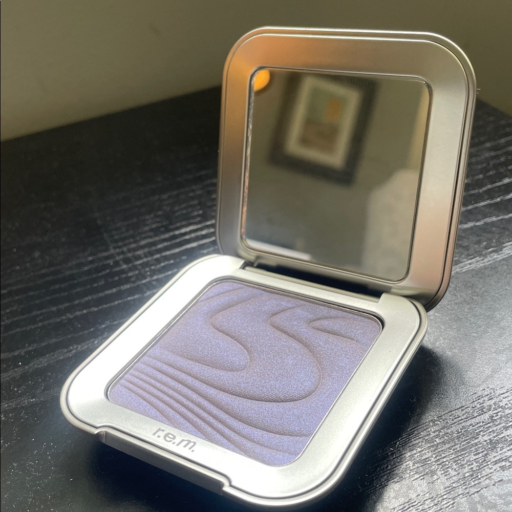 r.e.m. beauty Miss Neptune Interstellar Highlighter Topper- iridescent lavender - Picture 8 of 10